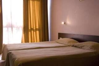 Отель Snezhanka Hotel - Half Board Пампорово Двухместный номер с 2 отдельными кроватями-8